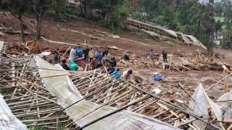 Longsor di Cisarua Bandung Barat: 400 Warga Dievakuasi, 8 Meninggal, 82 Orang Masih Hilang