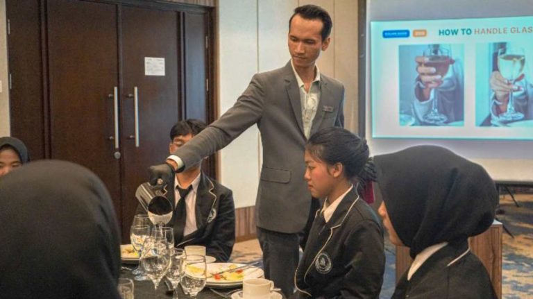 Pentingnya Table Manner di Dunia Profesional, dari Sekolah Hingga Korporasi di Bigland Bogor Hotel