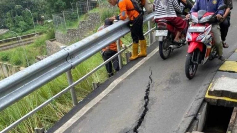 Tanah Bergerak di Batutulis Bogor, Jalur Motor Retak dan Ditutup Sementara