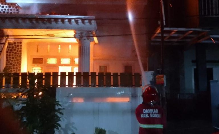 Diduga Konsleting Listrik, Rumah Dua Lantai di Gunung Putri Bogor Hangus Terbakar