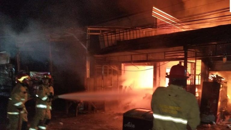 Diduga Konsleting Listrik, Dua Kios di Pasar Ciseeng Bogor Hangus Terbakar