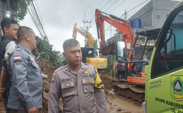 Hujan Deras Picu Longsor di Gadog Megamendung, Kerugian Capai Rp800 Juta
