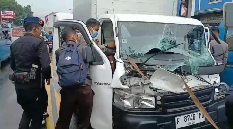 Tabrak Dua Kendaraan di Kedung Halang, Sopir Mobil Box Terjepit di Ruang Kemudi