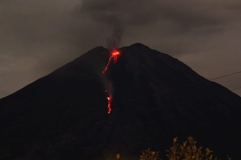 Gunung Semeru Erupsi Senin Malam, Kolom Abu Capai 900 Meter dari Puncak