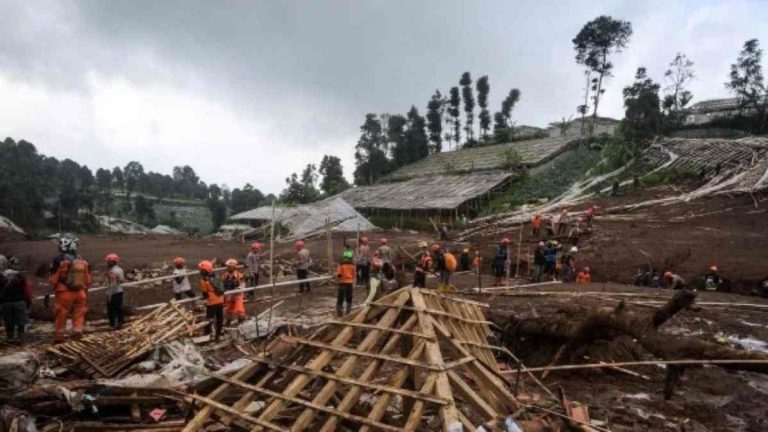 74 Korban Longsor Cisarua Ditemukan, Tim SAR Masih Cari 6 Korban Hilang