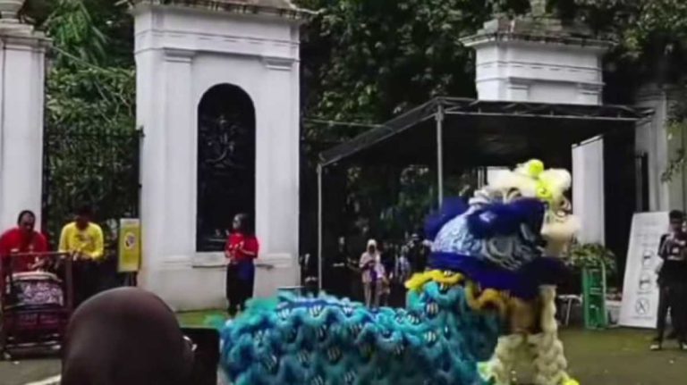 Barongsai Imlek Beraksi di Depan Pintu Kebun Raya Bogor, Warga Tumpah ke Jalan