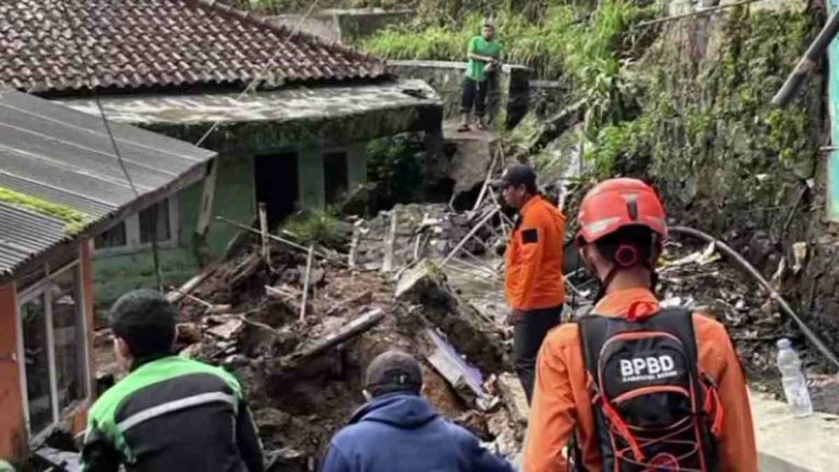 Hujan Deras Picu Longsor dan Banjir di Kawasan Puncak Bogor