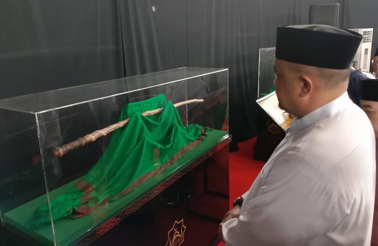 Pameran Artefak Rasulullah di GOR Pakansari Bogor, Ada Tongkat Rasulullah SAW hingga Pedang Muhammad Al Fatih