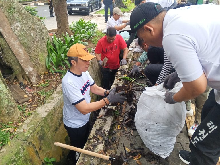 Walikota Bogor Pimpin Aksi Jumat Bersih di Jalan Pengadilan