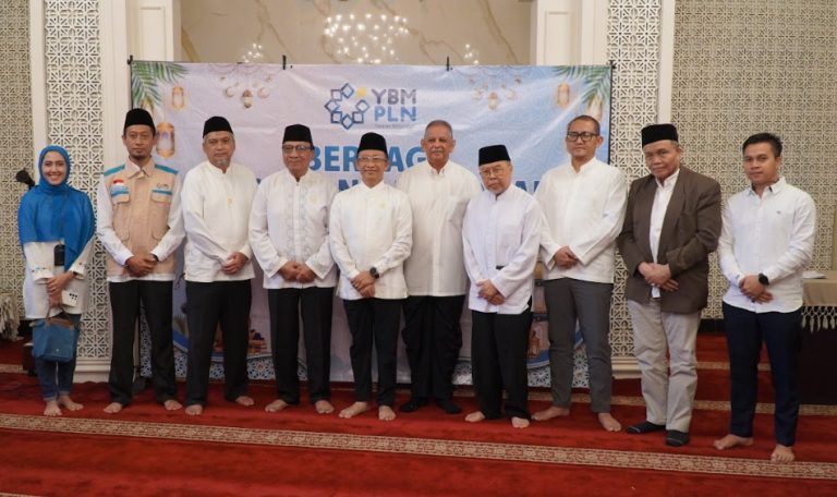 Berbagi Bingkisan Ramadhan, YBM PLN Tebar 300 Paket Sembako untuk Warga Sekitar Masjid As Sofia Kota Bogor
