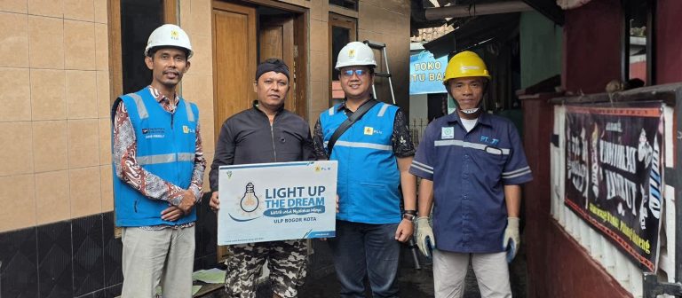 PLN Hadirkan Terang di Mushola Al-Mutta Melalui Program Light Up The Dream