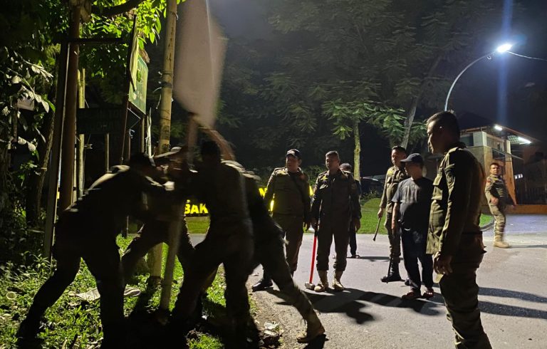Tindaklanjuti Arahan Prabowo, Satpol PP Tertibkan Spanduk dan Baliho di Sepanjang Jalan Cijayanti-Bojong Koneng 