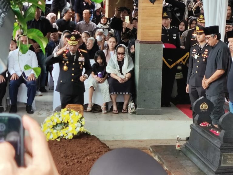 Kapolri Pimpin Langsung Pemakaman Meriyati Hoegeng di TPBU Giri Tama Tajurhalang Bogor