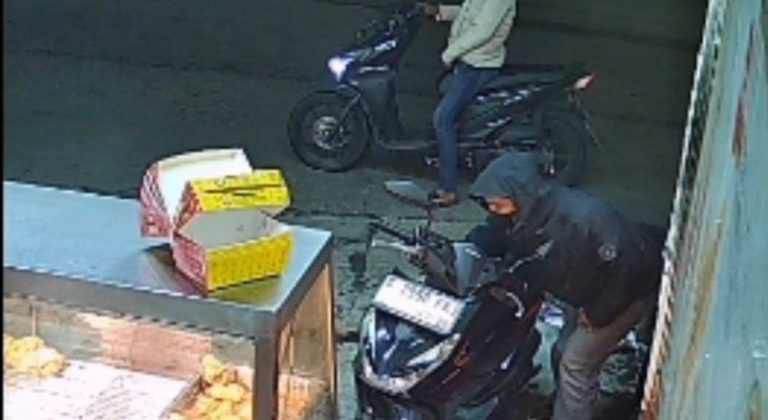 Aksi Dua Pelaku Curanmor Terekam CCTV di Pulo Empang, Satu Motor Digasak