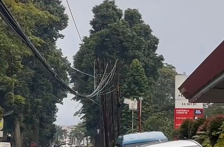 Kabel Listrik Menggelantung di Depan SPBU Sumeru Cilendek, Pengendara Waswas