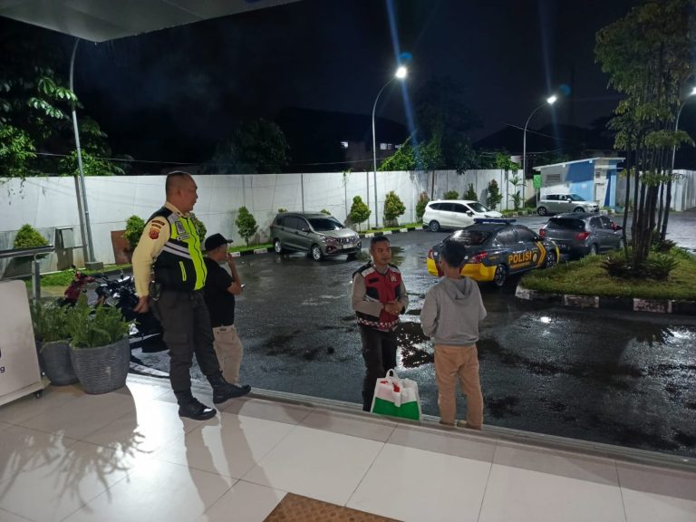 Respons Cepat Polresta Bogor Kota, Bantu Anak Terjebak di Stasiun Paledang