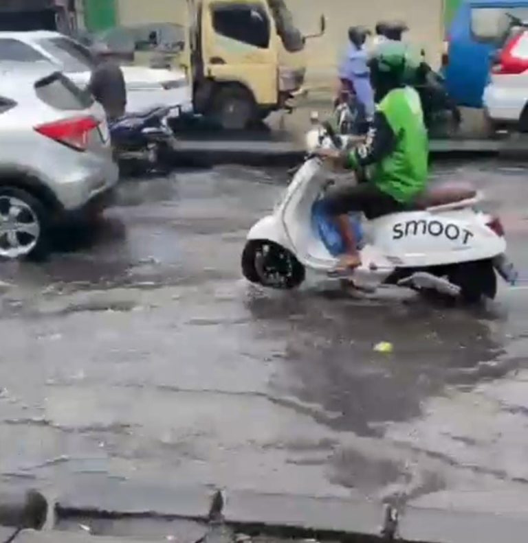 Lalu Lintas di Sekitar Pasar Raya Parung Macet Parah, Banjir Perparah Kondisi