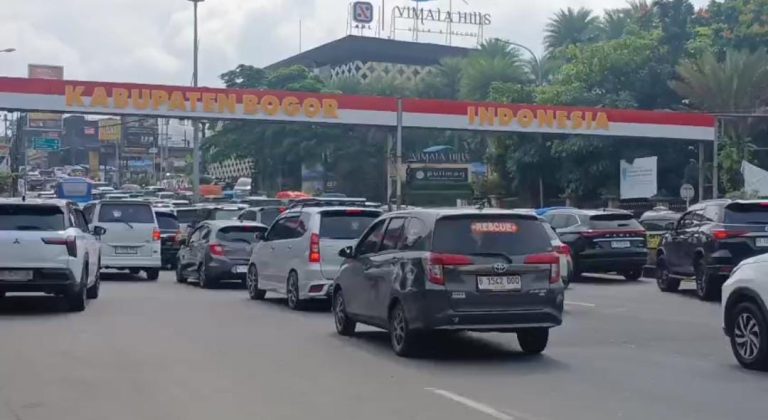 Long Weekend Imlek, Jalur Puncak Padat: 2.500 Kendaraan Melintas, Antrean Mengular di Gadog