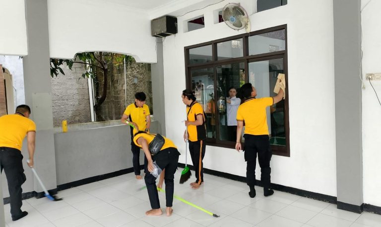 Jelang Ramadan, Polres Bogor Bersih Bersih hingga Pasang CCTV di Masjid Nurul Hidayah Cibinong