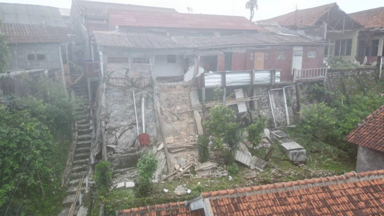 Longsor Terjang Belakang Rumah Warga di Tanah Sareal Bogor, BPBD Lakukan Penanganan Darurat dan Evakuasi Huntara