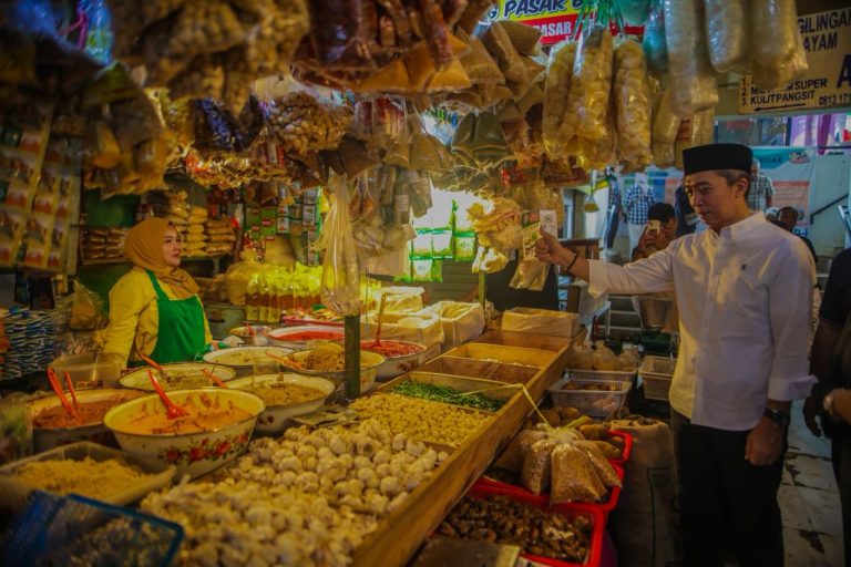 Dedie Rachim Pantau Harga Komoditas Pangan di Pasar Sukasari, Masih Aman