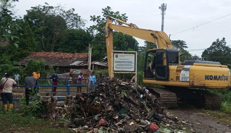 60 Ton Sampah Menumpuk di Situ Cikaret Cibinong Berhasil Diangkut, DLH Kabupaten Bogor Kerahkan 28 Truk dan Alat Berat