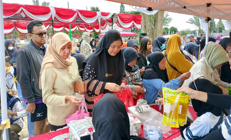 Ribuan Warga Antre Sembako Murah Ramadan di Area Masjid Nurul Wathon Pakansari