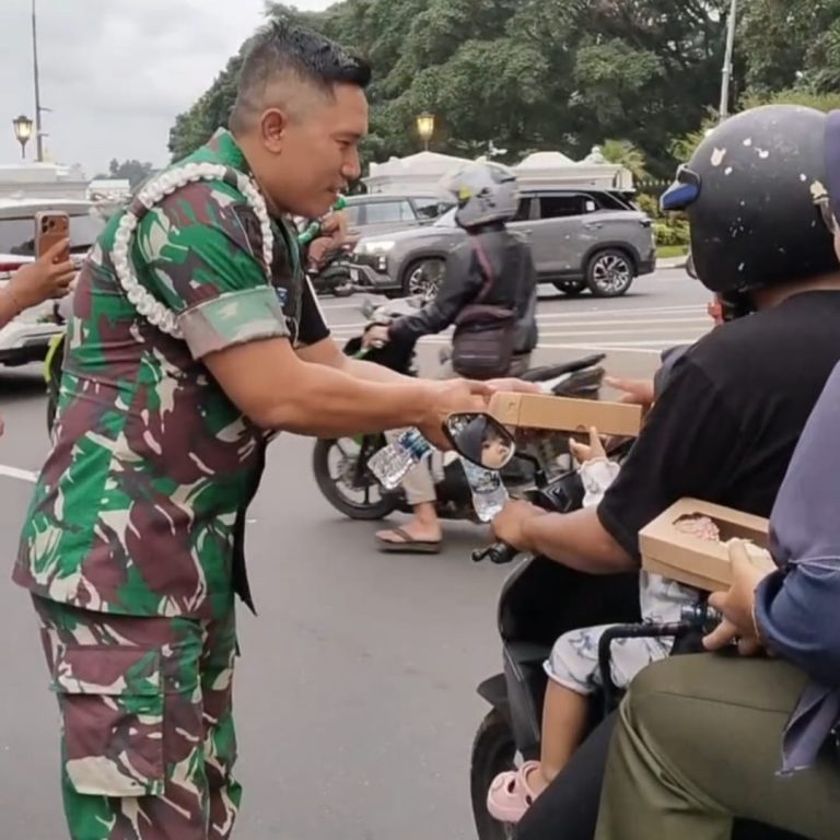 Ramadhan Berkah, Denpom III/1 Bogor Berbagi Takjil untuk Pengendara dan Warga