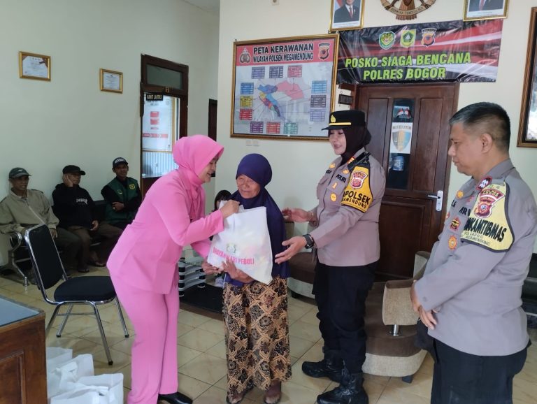 Polisi Baik Berbagi, Kapolsek Megamendung Salurkan Sembako untuk Lansia dan Dhuafa di Bulan Ramadhan