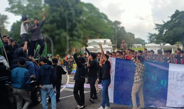 HMI Kota Bogor Gelar Aksi Solidaritas di Depan Pintu Istana
