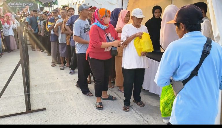 Berkah Ramadan di Geneng Ngawi, Ratusan Warga Terima Bantuan Sembako