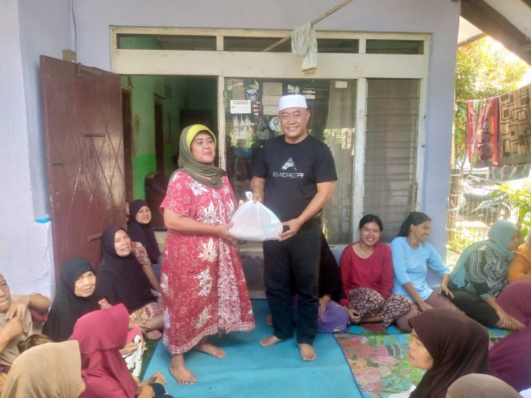 ‎Ujang Yani Berbagi Senyum Dengan Janda Dan Yatim di Tegal Loceng  ‎