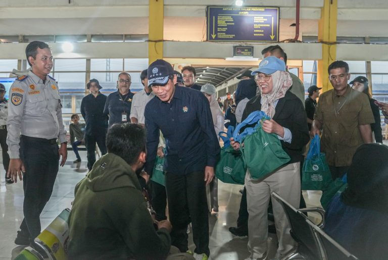 Menteri LH Hanif Faisol Nurofiq Minta Sistem Pengelolaan Sampah di Terminal Purabaya Dibenahi