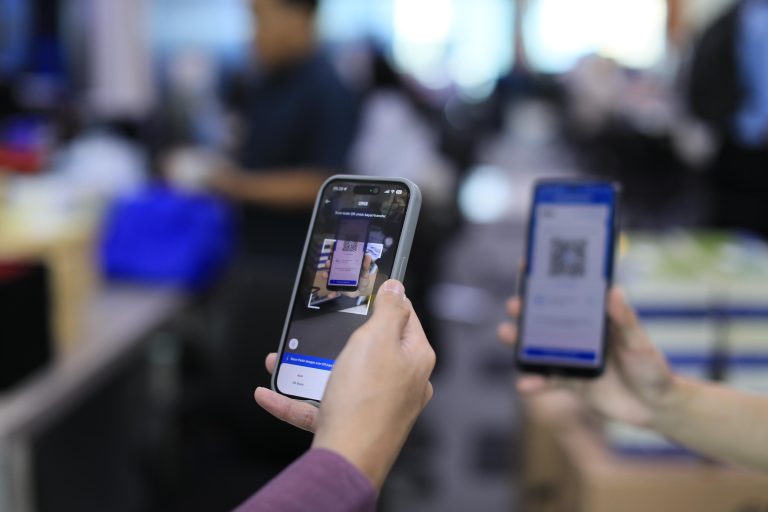 Tanpa Ribet, Kirim THR Praktis dengan QRIS Transfer dan Transfer Emas di BRImo