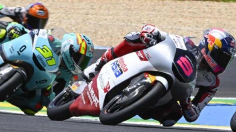 Moto3 Amerika 2026 Berakhir Dramatis, Veda Ega Crash, Pini Menyelinap di Detik Akhir