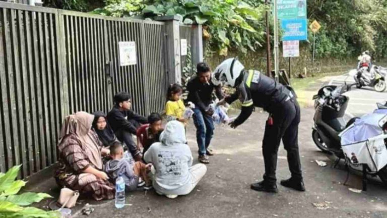 “Motor Senyum” Cara Polres Bogor Hibur Pengendara di Kemacetan Puncak