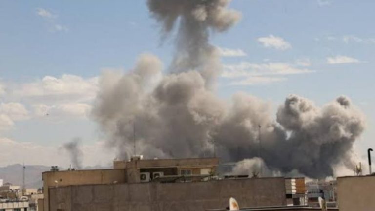 Perang Iran – Israel Meluas ke Laut, Kapal Tanker Meledak di Selat Hormuz