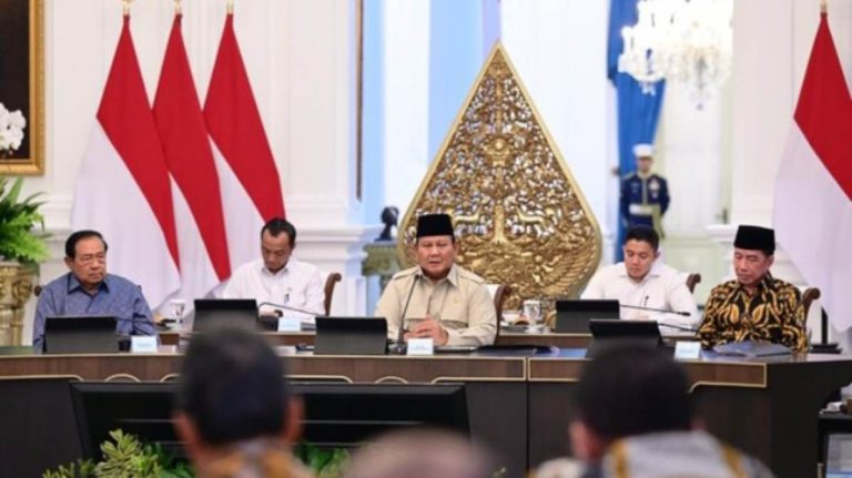 Pertemuan Elite di Istana, Prabowo Rangkul Presiden dan Wapres Terdahulu