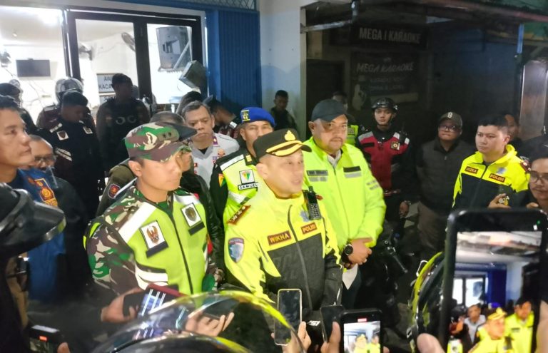 Patroli Skala Besar Polres Bogor Sita 124 Botol Miras di Terminal Cibinong, Pemilik dan Karyawan Diamankan