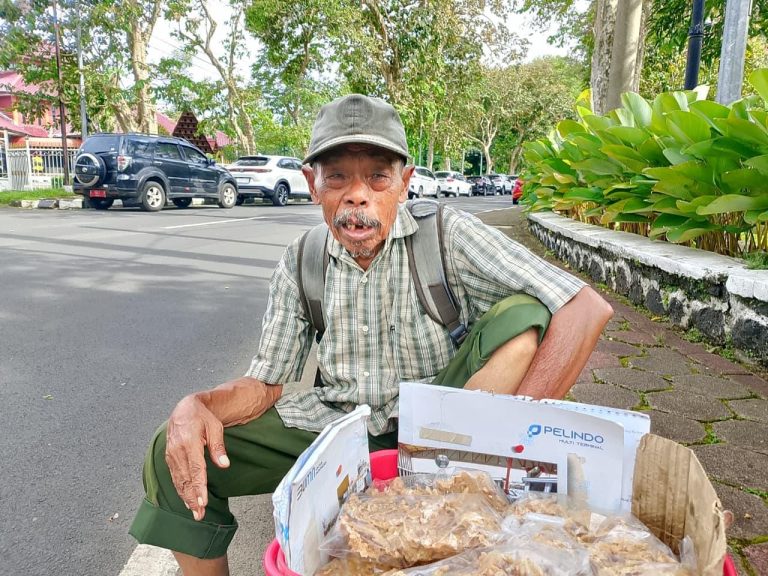Kisah Karjito, Lansia Penjual Peyek yang Jalan Kaki dari Bojonggede ke Pemda Cibinong Demi Bertahan Hidup