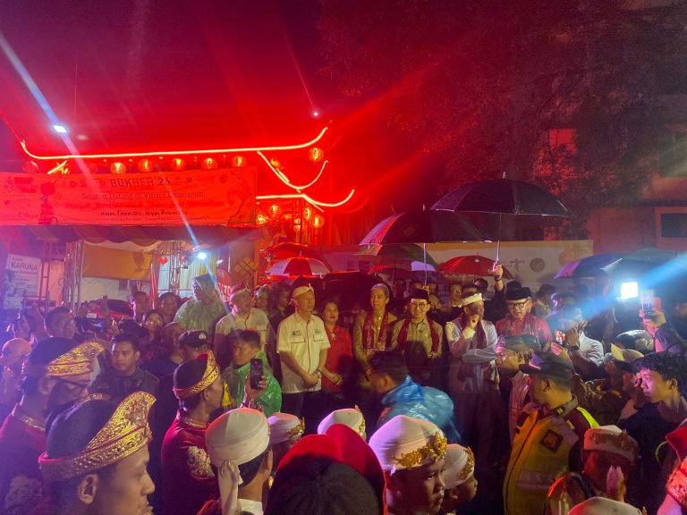 Hujan Deras Warnai Bogor Street Festival Cap Go Meh 2026, Mantel Hujan Rp10 Ribu Laris Manis di Suryakencana