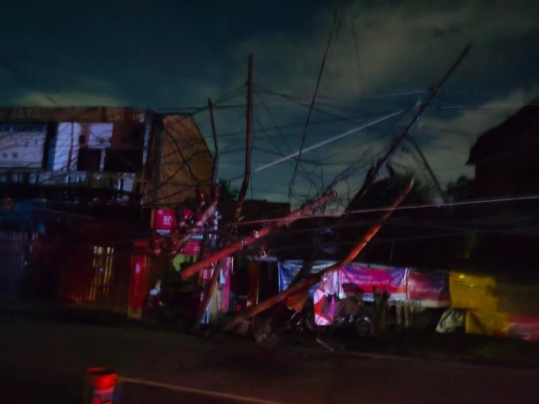 Truk Tabrak Tiang Listrik di Kedung Halang, Kabel Sempat Melintang Tutupi Jalan