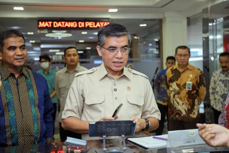 Menaker Tinjau Posko THR dan BHR Keagamaan 2026, Pastikan Hak Pekerja Terlindungi Jelang Lebaran