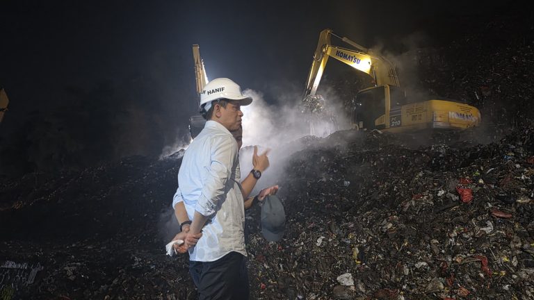 Menteri Lingkungan Hidup Tinjau Longsor Sampah di TPST Bantargebang, Empat Pekerja Dilaporkan Tewas
