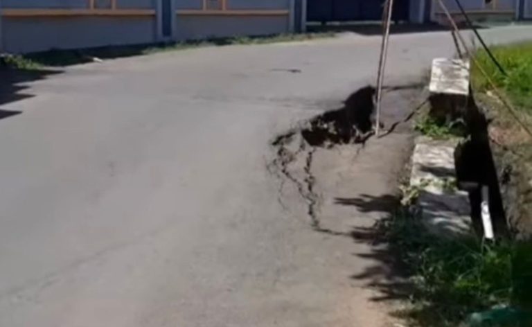 Enam Bulan Dibiarkan Amblas, Jalan di Kampung Bubulak Bikin Warga Waswas