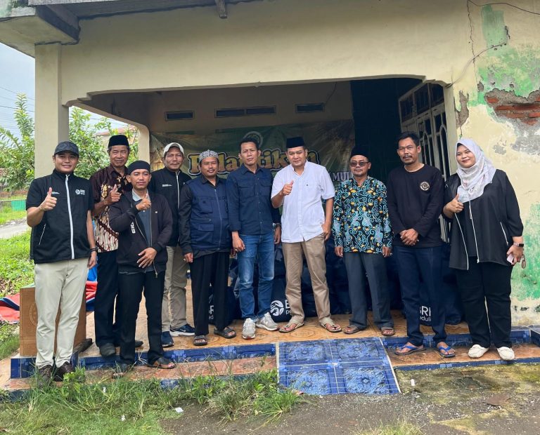 BRI BO Tambun Bagikan Paket Sembako Untuk Korban Banjir Cabangbungin