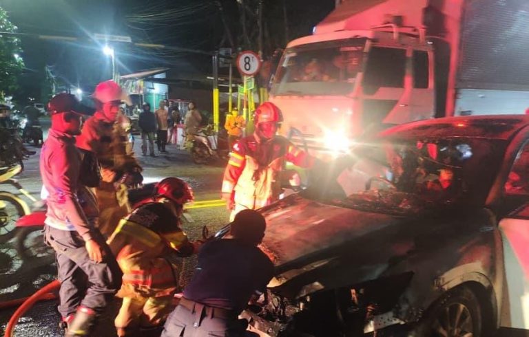 Diduga Tangki Bensin Bocor, Mobil Sedan di Jalan Raya Jakarta-Bogor Hangus Terbakar