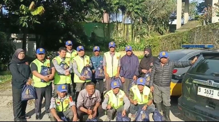 Polisi Baik Berbagi di Bulan Ramadhan, Kapolsek Megamendung Bagikan Rezeki untuk Supeltas di Kawasan Puncak