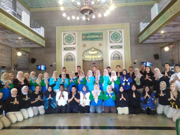 Penghujung Ramadan, McDonald’s Bogor Area Gelar Aksi Bersih Masjid Raya Bogor