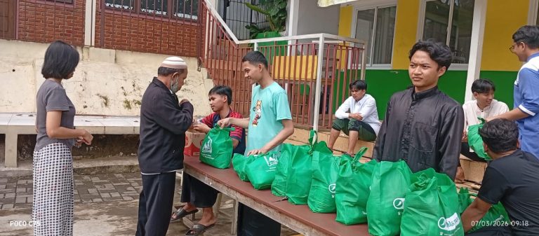 Sasar Pekerja Sekitar Komplek, Masjid Al-Ikhlas TSP Salurkan 700 Paket Sembako Gratis